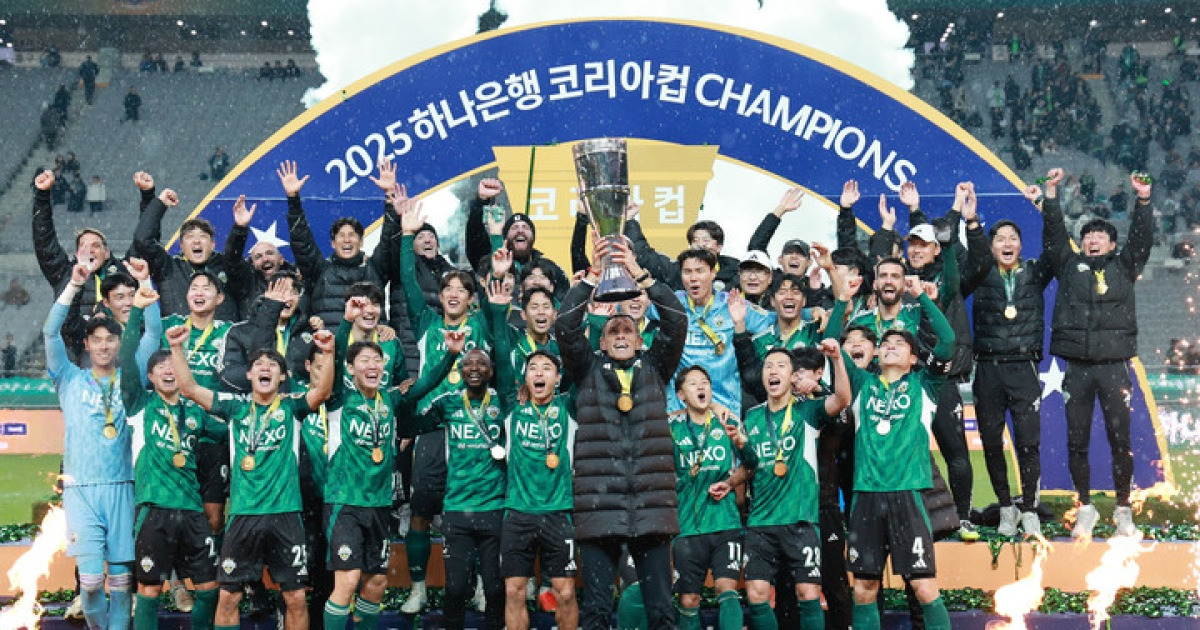 '더블 달성' 전북 정조국 코치 "선수들 자랑스러워...포옛 감독 사임? 드릴 말씀 없다"