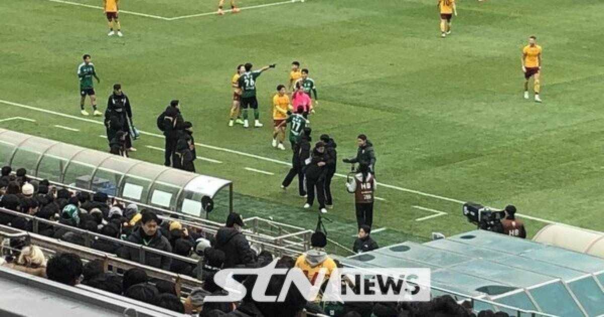 [STN 현장] '사상 초유의 양 팀 감독 없는 된 코리아컵 결승' 전북, 광주에 1-0 리드 (전반 종료)