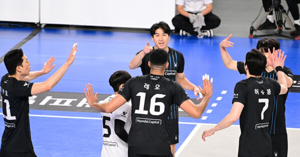 '레오-허수봉 20점 폭발' 현대캐피탈, KB손해보험에 셧아웃승-2위 등극