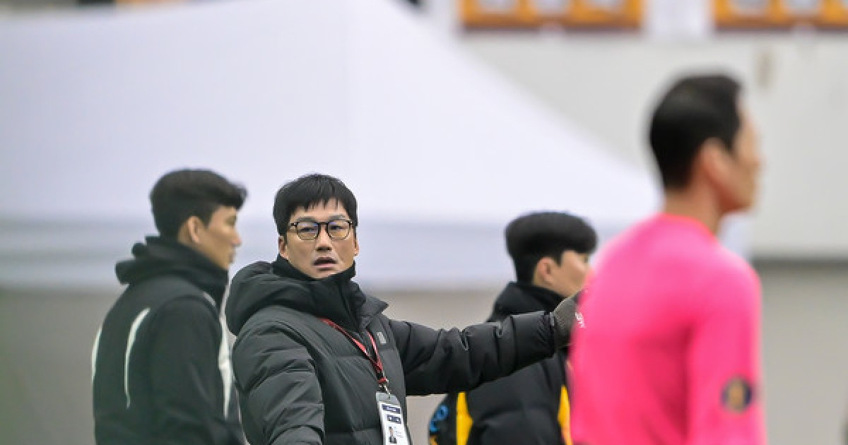 '팀킬'에 무너진 광주, 동료끼리 뒤엉켜 부상 당하고, 감독도 선수도 퇴장 [코리아컵 결승]