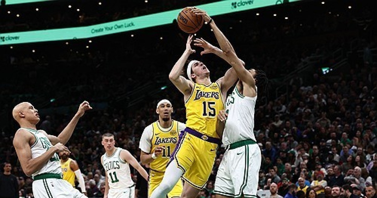 ‘리브스 홀로 빛났지만···’ 돈치치·르브론 이탈한 LAL, 브라운 앞세운 보스턴에 완패