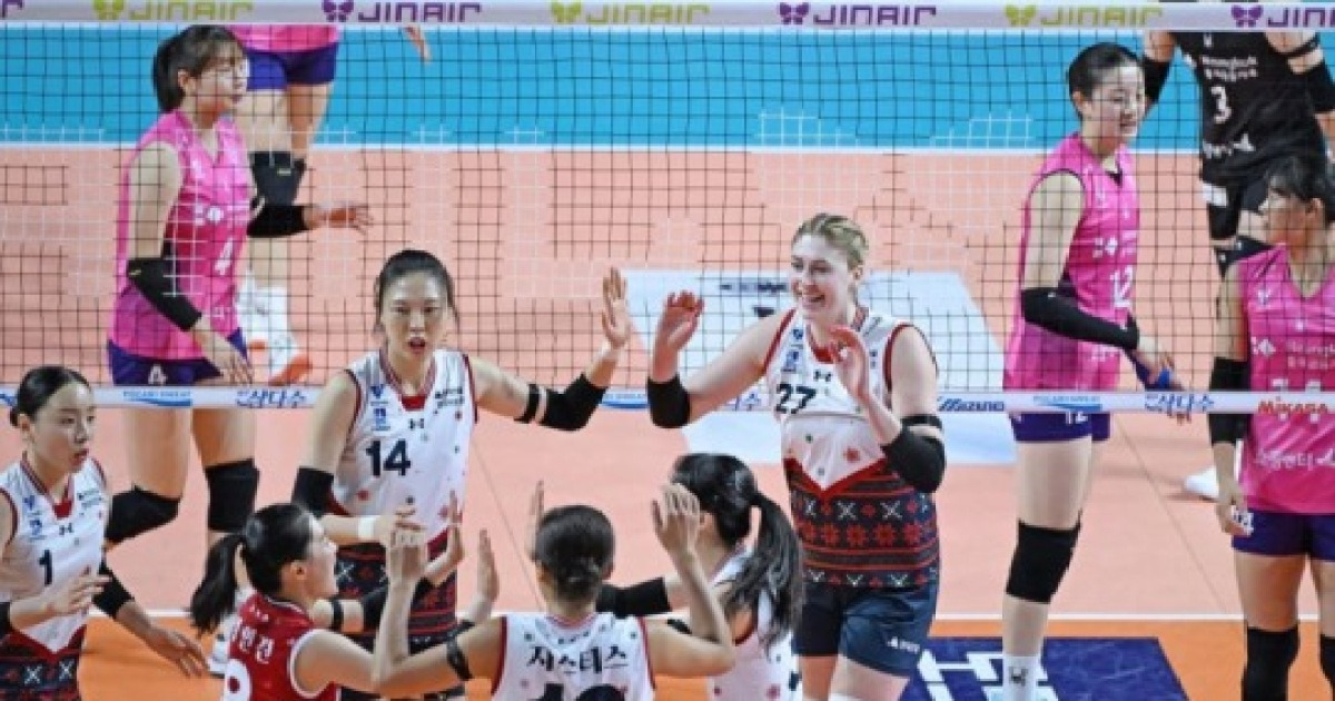 현대건설, 카리 연속 서브에이스로 흥국생명 3-0 완파…선두 6점 차 추격