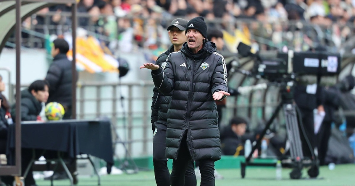 ‘한국 고별전’ 포옛 전북 감독, 상암벌 스카이박스 원격지휘…이정효 광주 감독도 강한 항의로 전반 40분 퇴장→장외 지휘 대결이 된 코리아컵 파이널 [SD 상암 리포트]