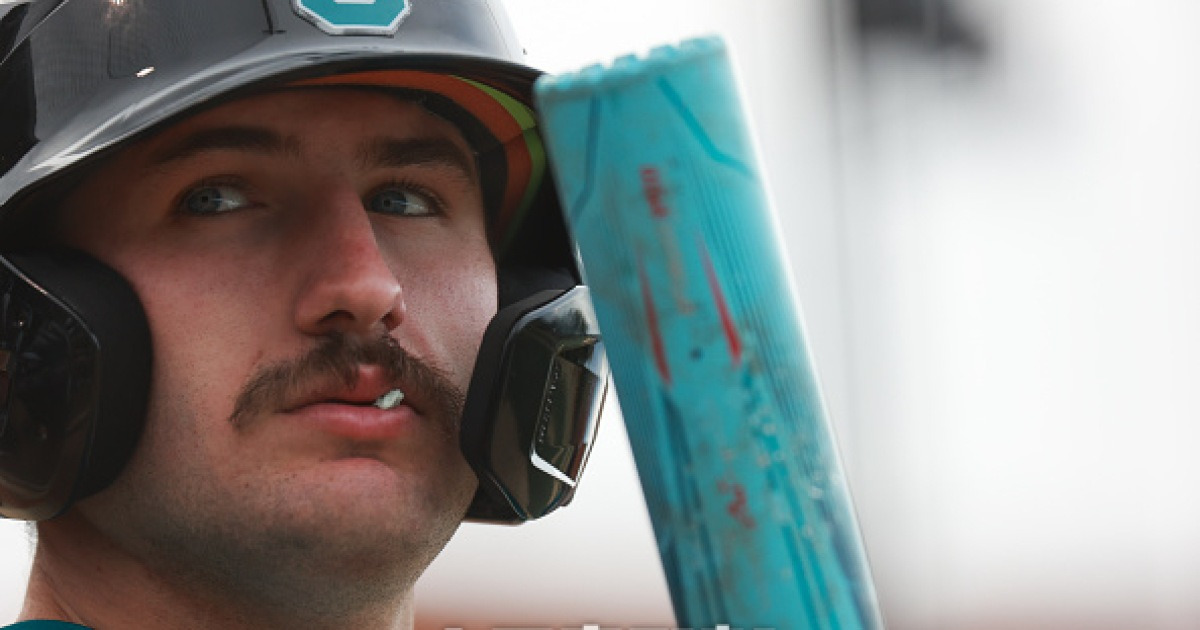 ‘팀 PO 진출 막으려 투구 유출’ 혐의로 방출된 MLB 포수, 징계 후 복귀 타진 중