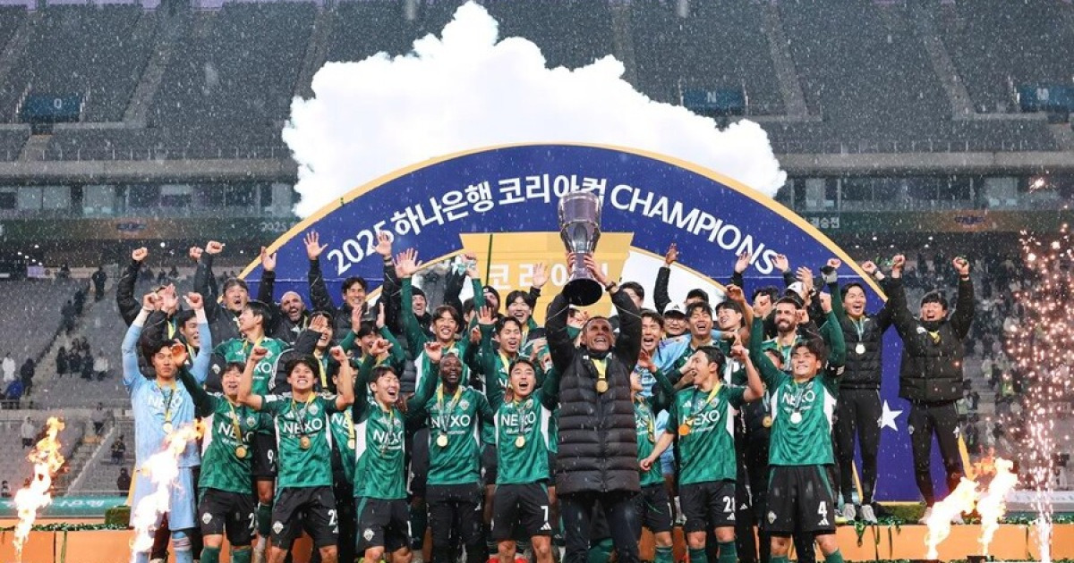 [현장 REVIEW] 이승우가 다했다! 결승골+퇴장 유도→경고 누적 퇴장까지...전북, 연장 혈투 끝에 광주 2-1로 제압, 코리아컵 우승 '더블 달성'