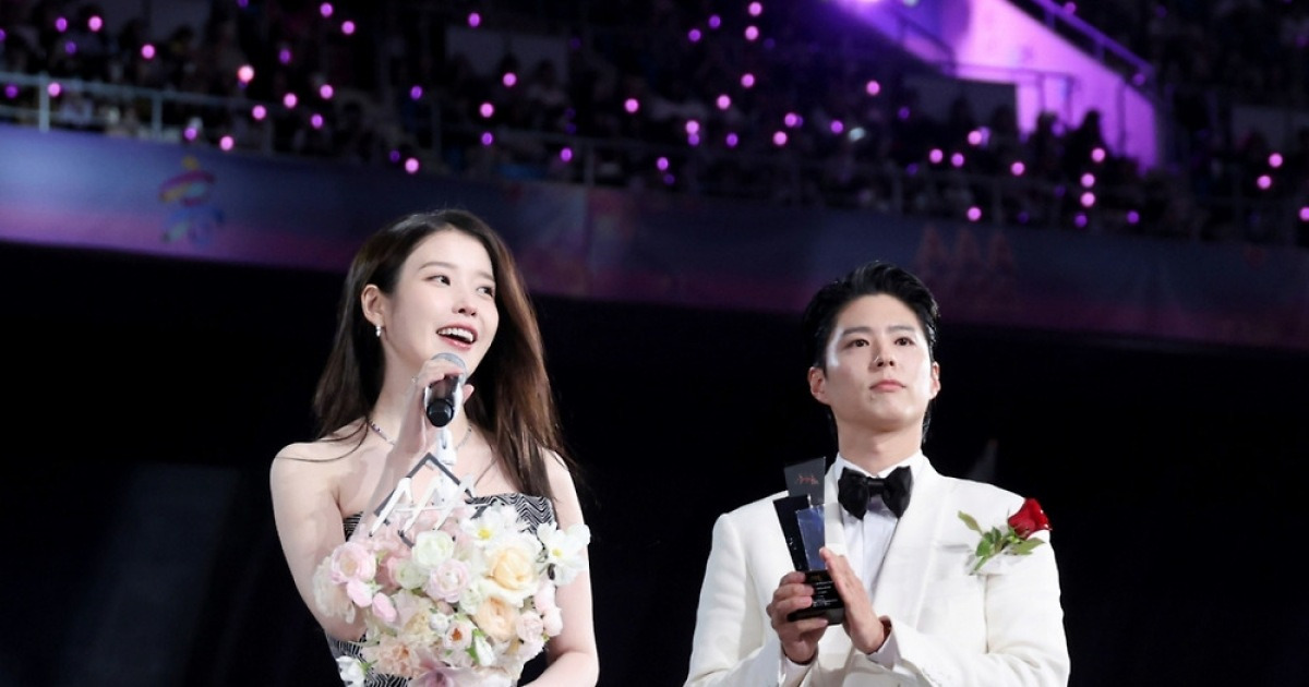 아이유♥박보검, 베스트 커플상 수상..연말도 행복한 '폭싹'[10주년 AAA 2025]