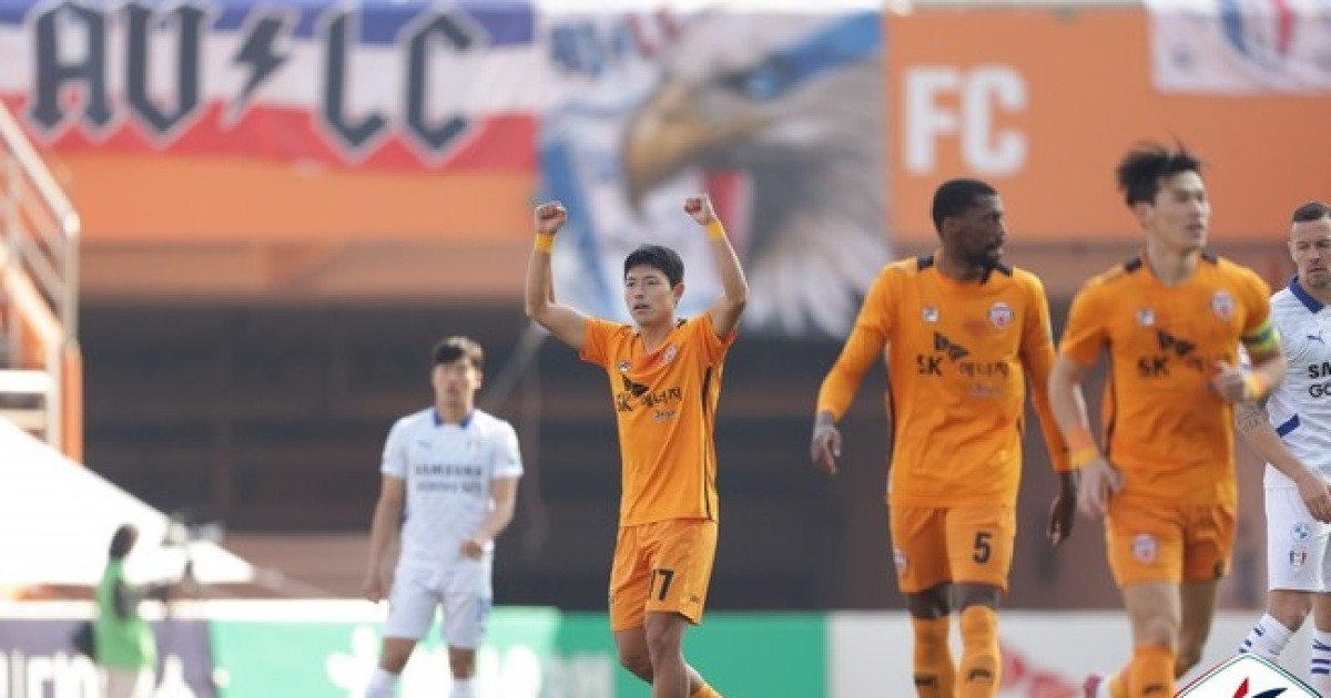 [승강 PO 현장리뷰] '이변은 없었다' 제주, 합산 3-0으로 1부 잔류...'실책+퇴장' 자멸한 수원은 승격 실패