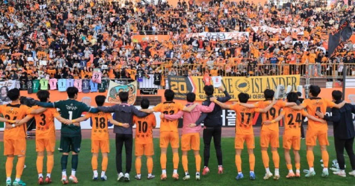 '킥오프 55초 만에 무너졌다' 수원, 제주에 0-2 패...K리그1 복귀 좌절