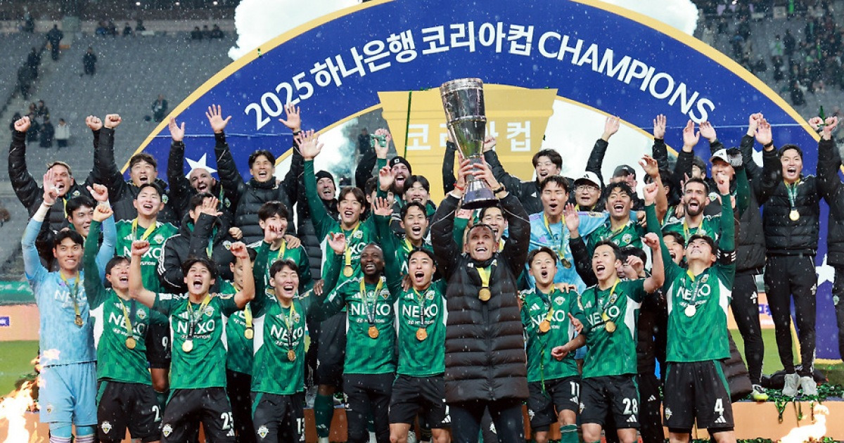 포옛 감독, ‘더블’ 들어올린 전북과 헤어질 결심