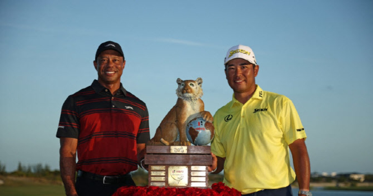 마쓰야마, '우상' 우즈에 트로피 받아…"우즈가 10언더파 치라고 응원"
