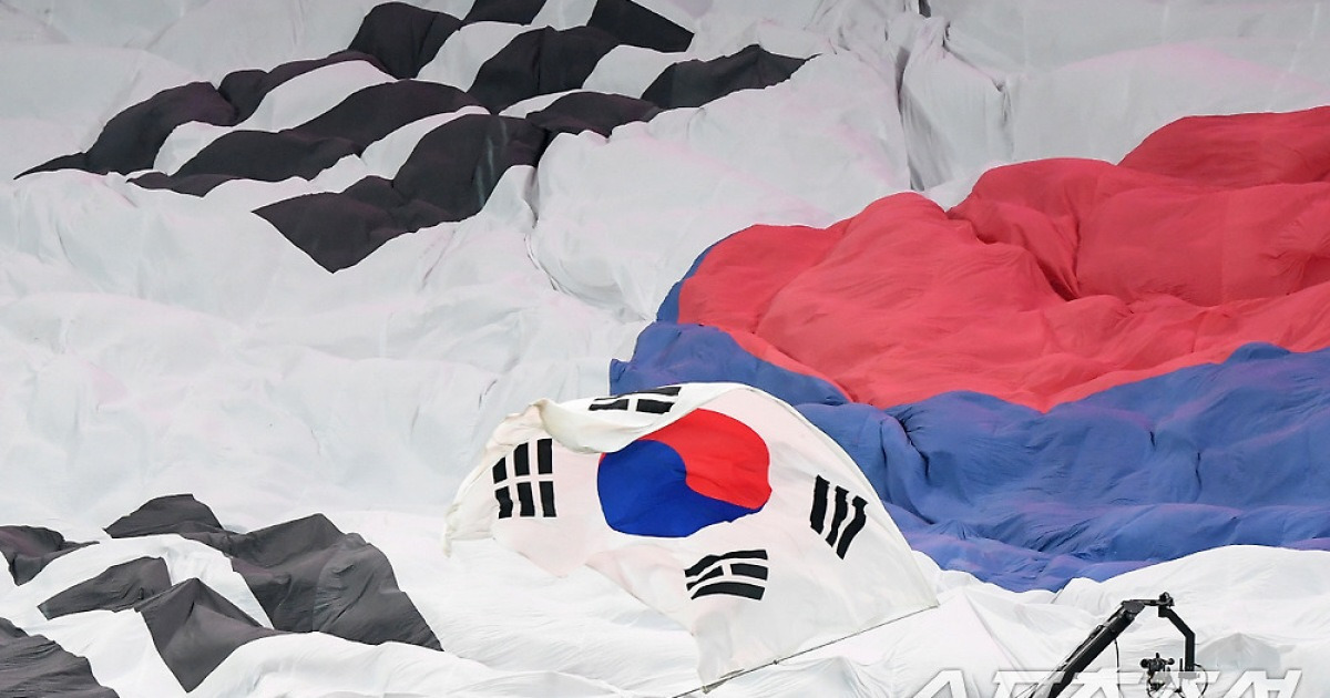 '우루과이-일본 전부 제쳤다!' 홍명보호 예상 뛰어넘는 평가..."조별리그 1위 통과 가능성 충분해"→상대 감독도 "사실상 유럽 팀" 경계