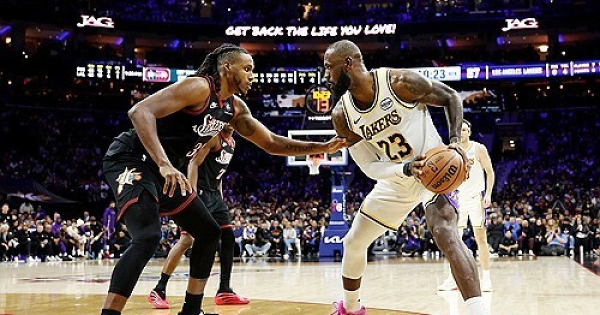 ‘King is Back!’ 부진 거듭하던 르브론, 부활의 신호탄 쐈다!···PHI전에서 시즌 최다 29점 폭발