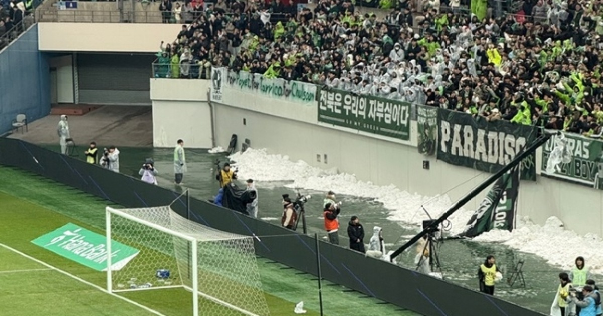 전북의 우승 확정, ‘인종차별 낙인에도’ 타노스 코치가 보여준 진심…두 팔 벌려 팬들 향해 전력 질주, 함께 우승 기쁨 나눠 [MK현장]