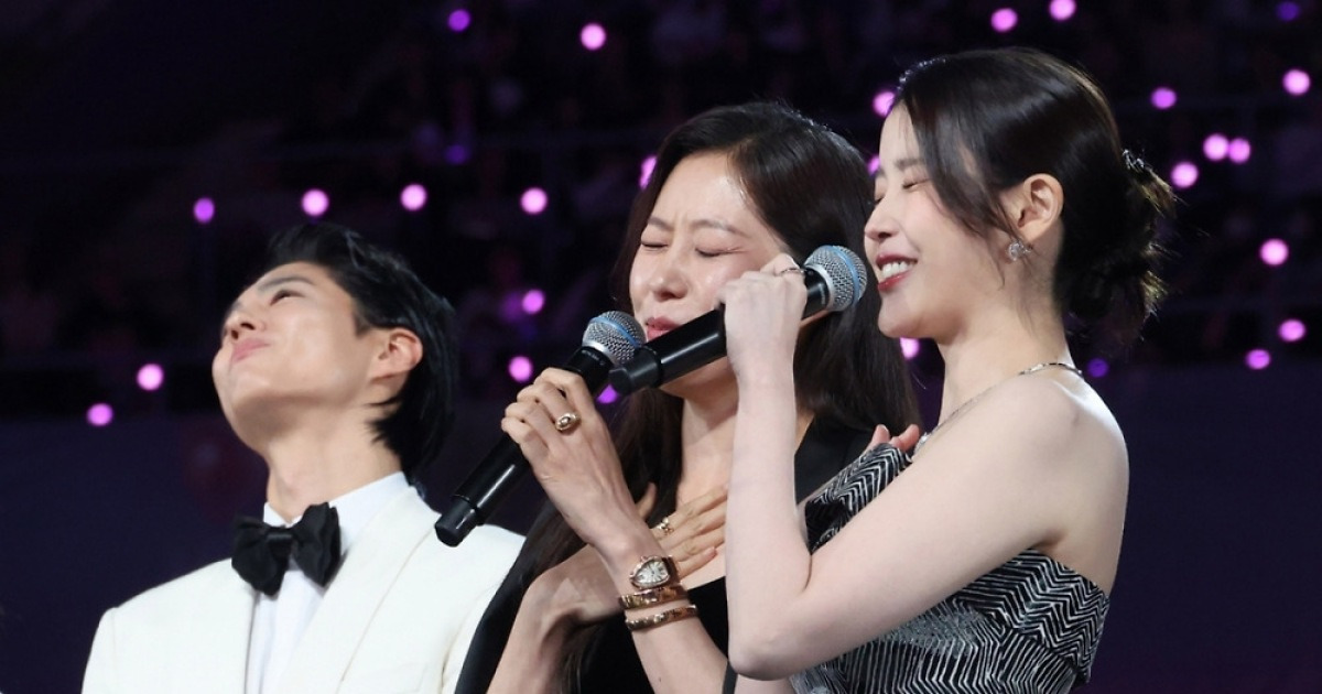 [단독]"대단한 집안"..'아이유 엄마' 문소리 대기실에 전달된 선물의 정체 [비하인드 AAA]