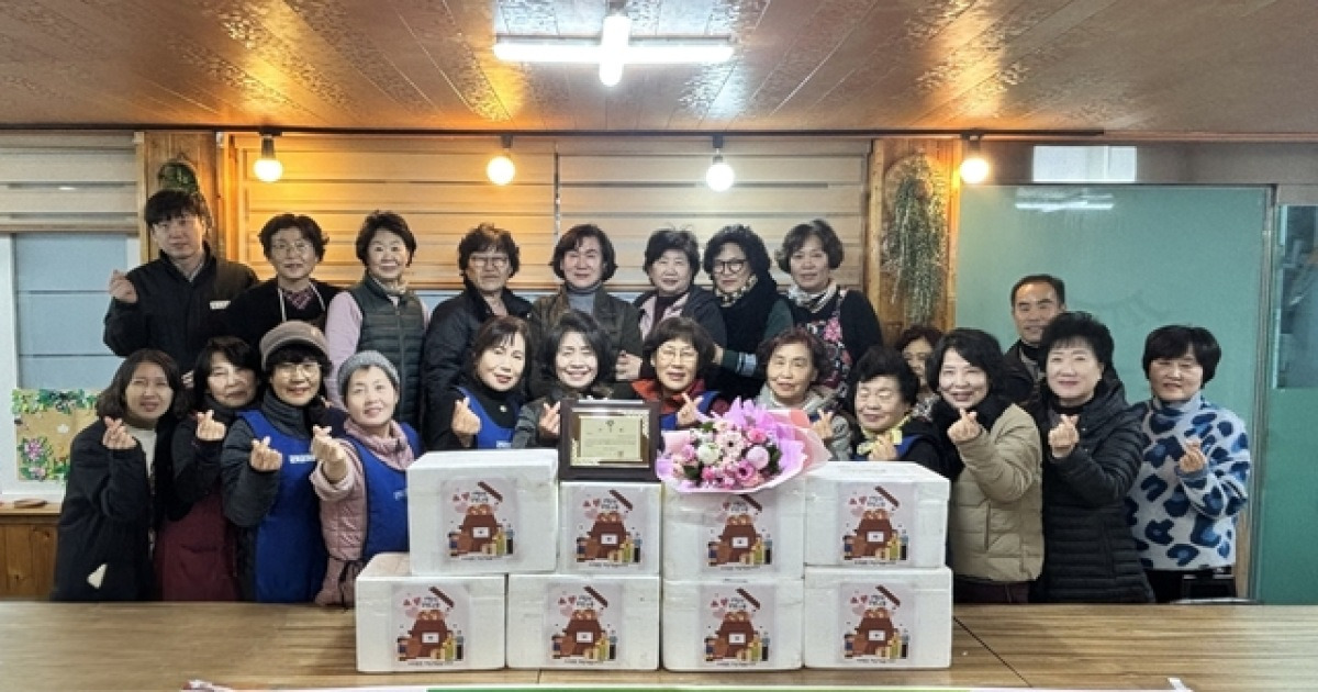 “김장 한 포기에 마음이 익다”…군위군 효령면 여성자원봉사대, 겨울 앞둔 마을에 온기 심다