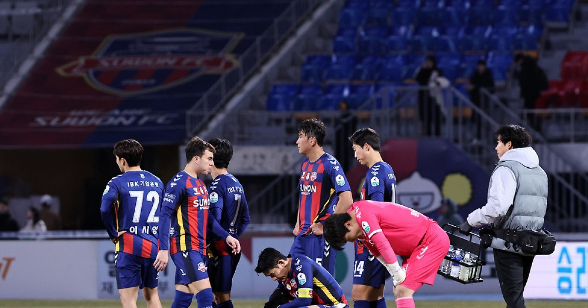 매년 선수 영입 시끌·전용 훈련장 전무…수원FC 강등, 예고된 재앙