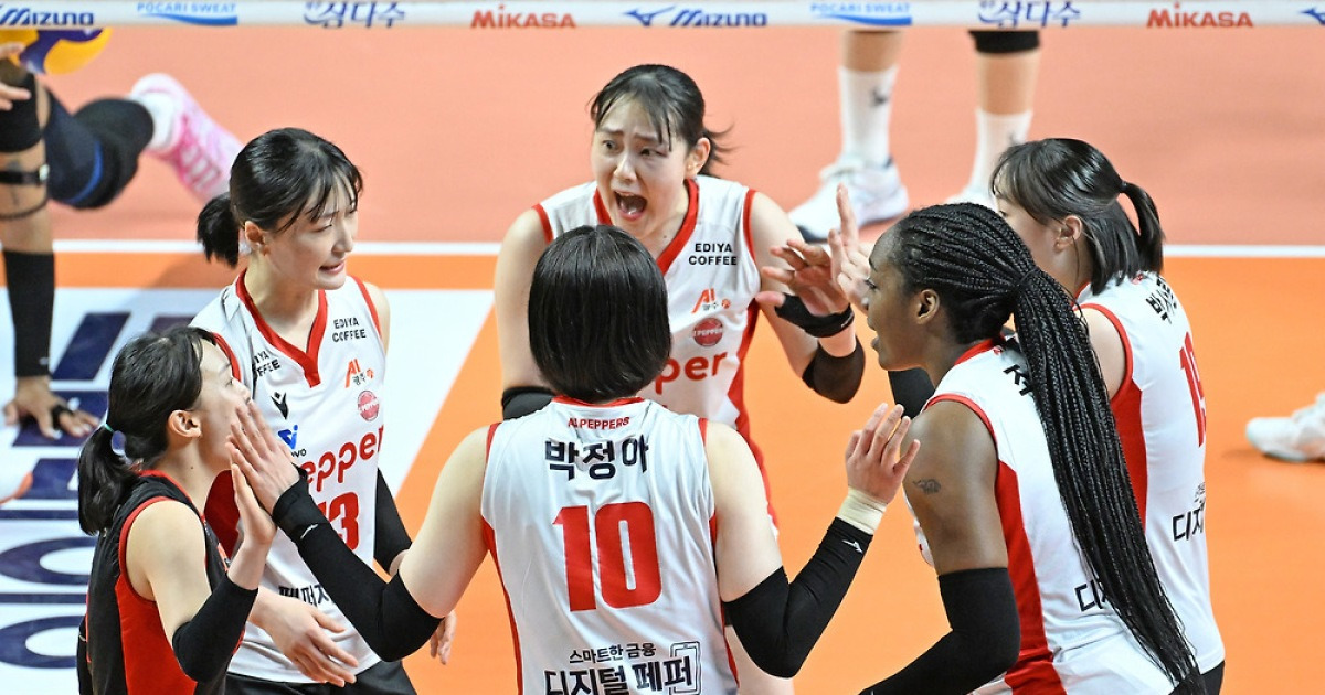 페퍼저축은행, '안방 호랑이' 오명 벗어야 '봄 배구' 보인다