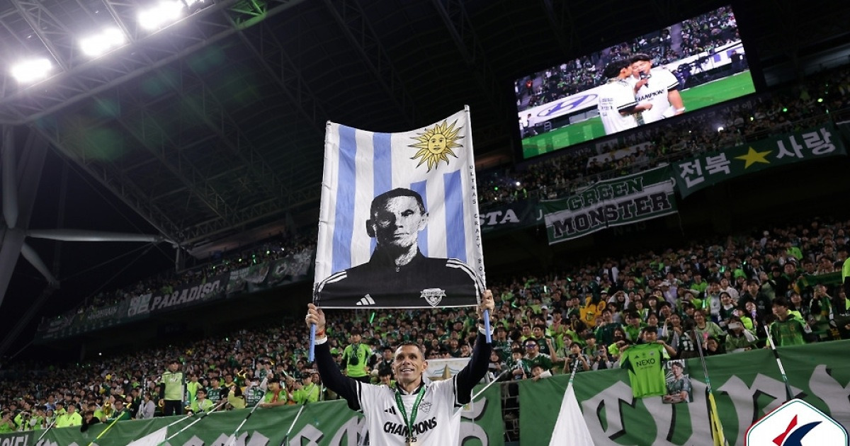 “‘인종차별 낙인’ 16년 동행한 타노스 수석코치 사임으로 심리적 위축”…‘더블’ 달성한 포옛 감독 한 시즌 만에 지휘봉 내려놓는다 [오피셜]