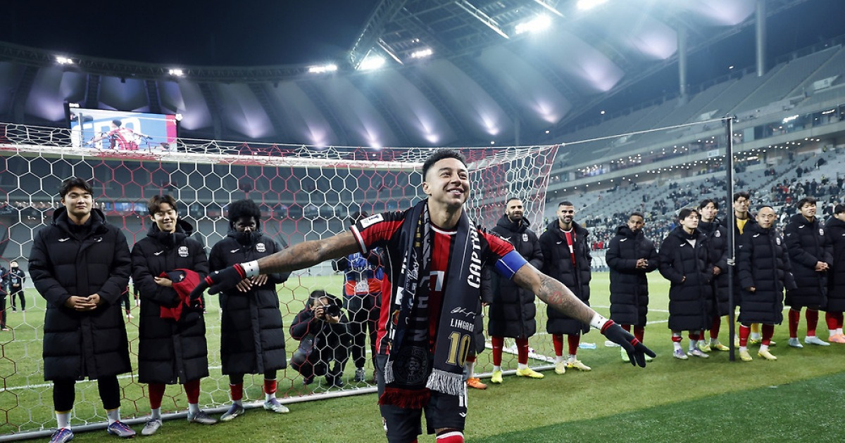 굿바이 골 넣고 문워크·작별인사하다 눈물…'슈퍼스타' 린가드의 고별전