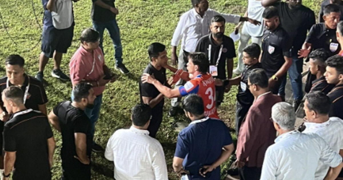 초유의 해프닝, "속옷 갈아입으세요" VS "싫은데요" 경기 직전 레드카드 "이런 일은 평생 처음"