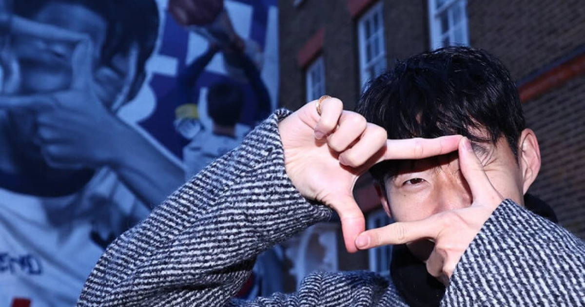 이제는 진짜 이별이다… 자신의 벽화 앞에서 ‘찰칵’ 세레머니한 손흥민, 토트넘 “우리 클럽의 아이콘”