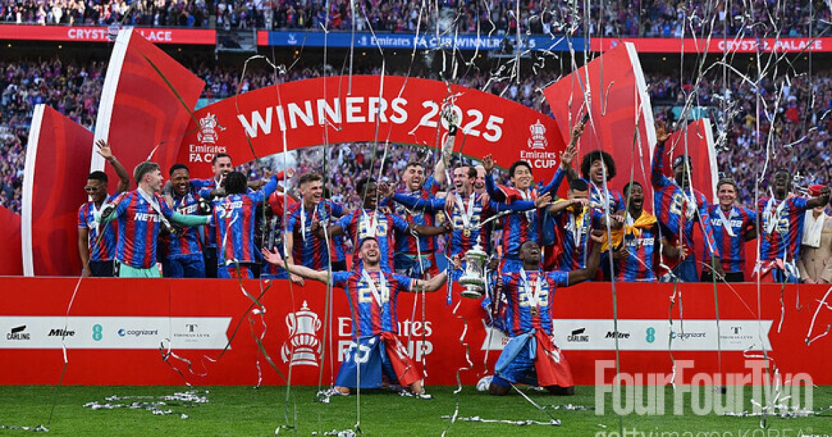 "솔직히 언제 앉아서 얘기할지 모르겠다"… 120년만의 기적 만든 명장, 재계약 앞두고 의미심장 발언