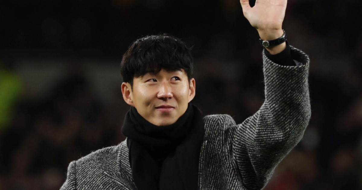 "저를 잊지 않으셨죠?" 토트넘으로 돌아온 손흥민…벽화 앞에서도 찰칵