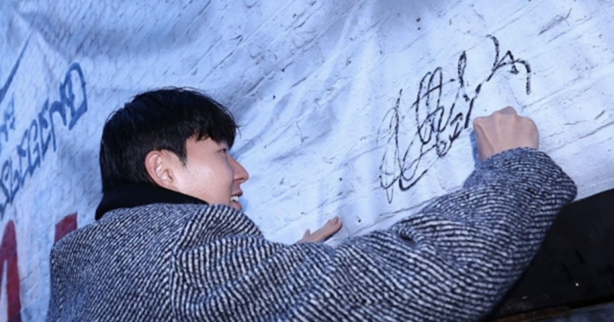 “손흥민 우리의 레전드” 토트넘 ‘오피셜’ 공식발표→SON 직접 서명 “영원히 여기에 남겠다” 英 BBC “완벽한 타이밍 귀환” 감동