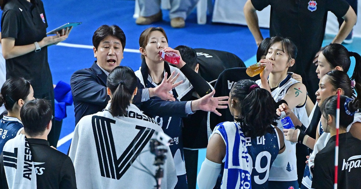 도로공사, 흥국생명 꺾고 선두 질주…김종민 감독, 여자 프로배구 최다승 달성