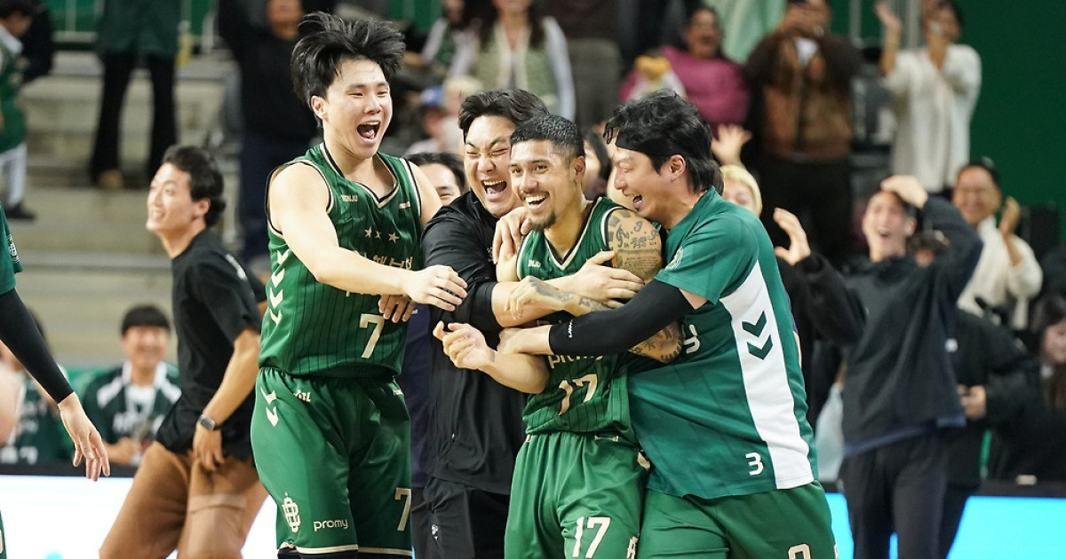 '알바노 버저비터 3점포' DB, SK에 극적 뒤집기…단독 3위 도약