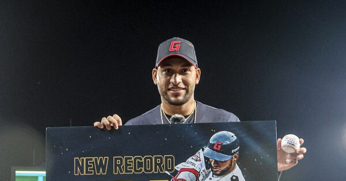 "팀 성적 선물할 것" 롯데, 레이예스와 재계약…로드리게스·비슬리 영입하며 외국인 구성 완료