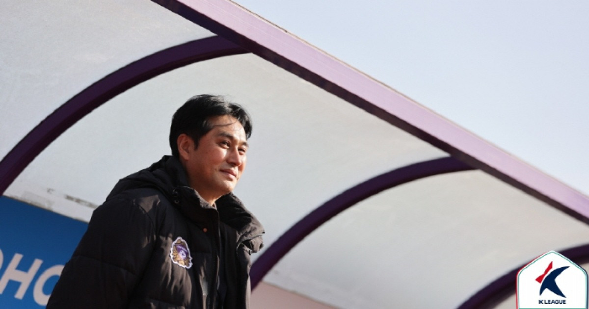 생존 아닌 쟁취, 잔류 이상을 달성한 안양, 유병훈 감독과 만들어낸 '보랏빛 새 역사'...기대를 쌓아 올린 2025년