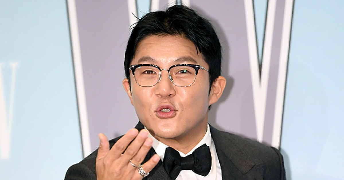 조세호 조폭연루설 부인...폭로자, 이번에는 ‘부부 술자리 동석’ 사진 공개