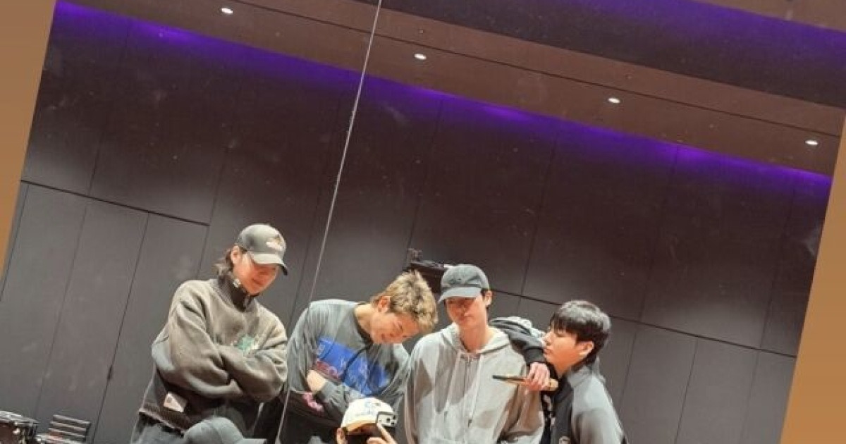 방탄소년단, 완전체 시동…연습실에 모인 7인