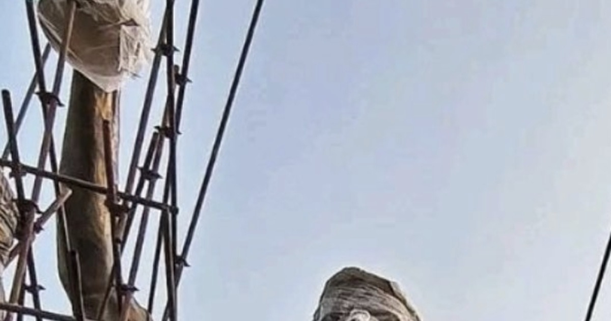 ‘붕대 칭칭’ 메시 얼굴, 21m 대형 동상 공개…英 BBC “바르셀로나 홈 경기장까지 동상 건립 추진”