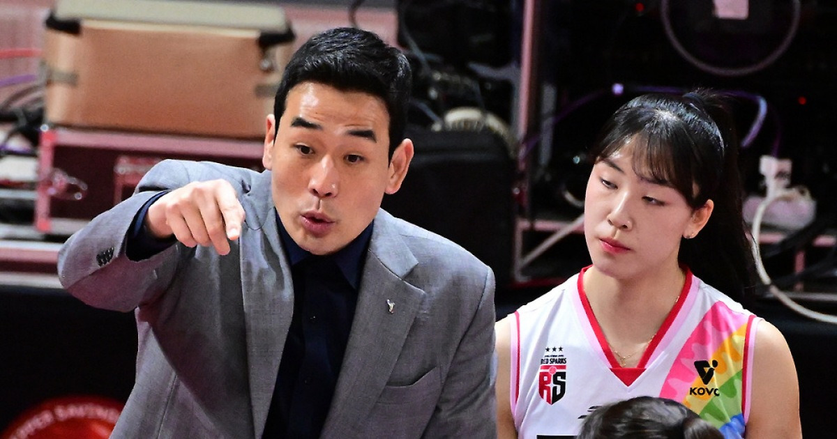 '김연경 수제자' 다음주 오는데 4연패 끊고 반등 준비. 꼴찌지만 희망봤다. 고희진 감독 "카드 하나 더 잡았다"