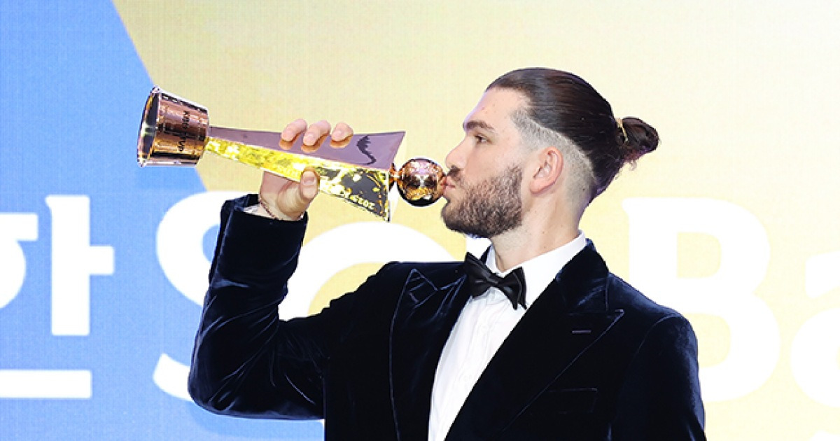 팬그래프닷컴 "폰세, 2026시즌 9승·WAR 2.3 전망"