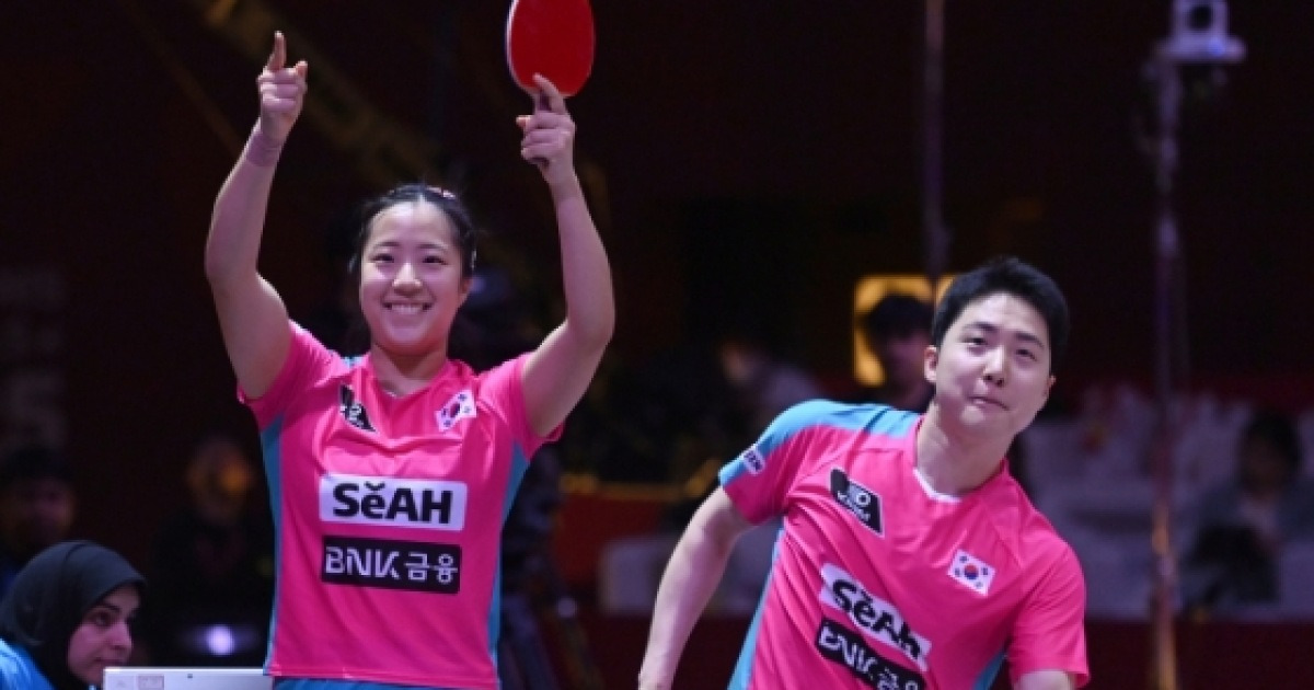 '3번의 듀스' 신유빈-임종훈, 난적 中 꺾었다... WTT 파이널스 4강서 3-1 꺾고 결승 진출