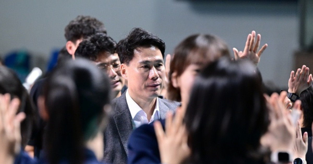 "2세트 막판 아쉬웠다" 1위 맞대결 앞둔 강성형 감독, 완승에도 만족 몰랐다 [장충 현장]