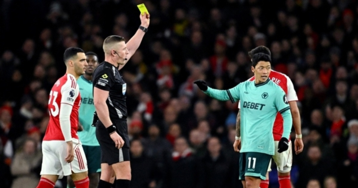 황희찬 신임 감독 체제 첫 선발…연속 자책골에 울었다