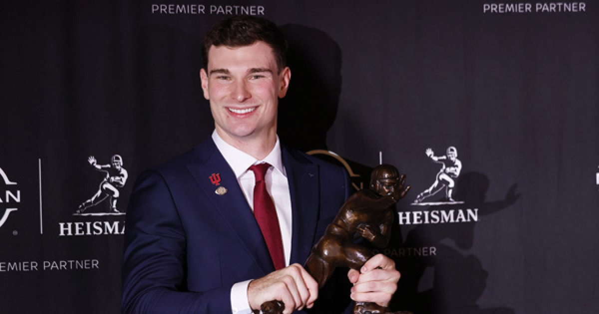 인디애나대 쿼터백 페르난도 멘도사, 하인즈맨 트로피 수상