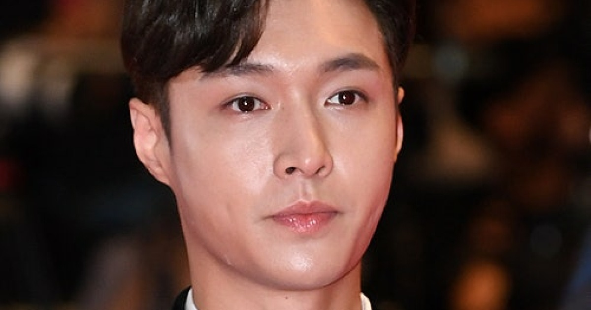 엑소 레이, 팬미팅 당일(14일) “불가피한 사정”으로 불참...中 출국