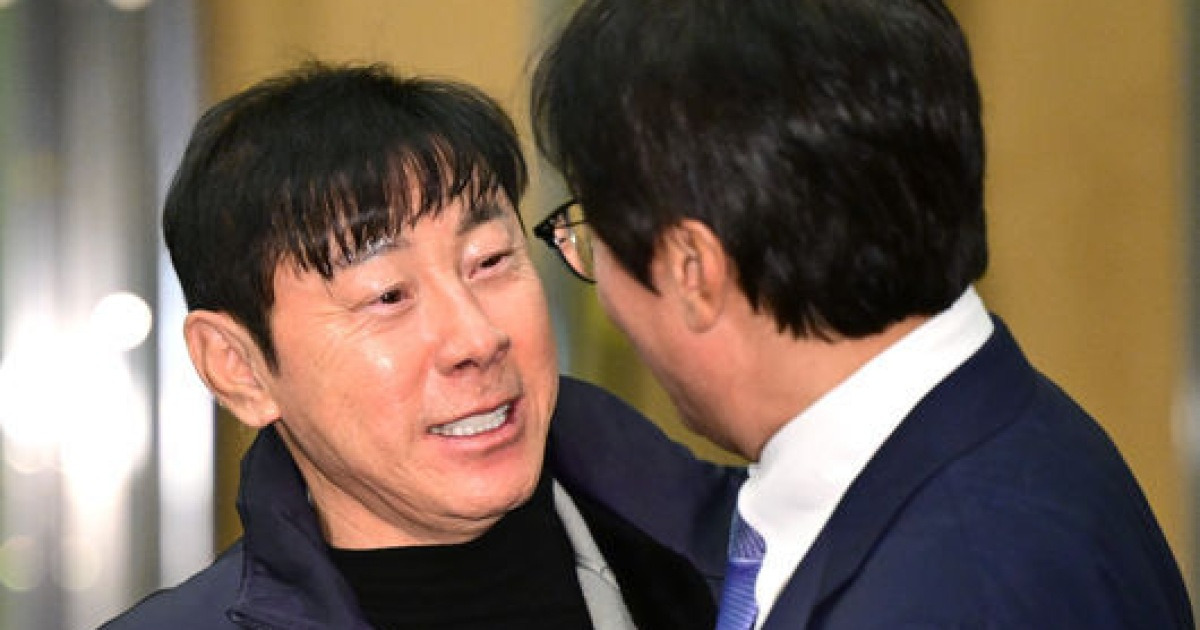 폭행인가 친근감 표현인가… 신태용 전 감독·정승현 논란 재점화