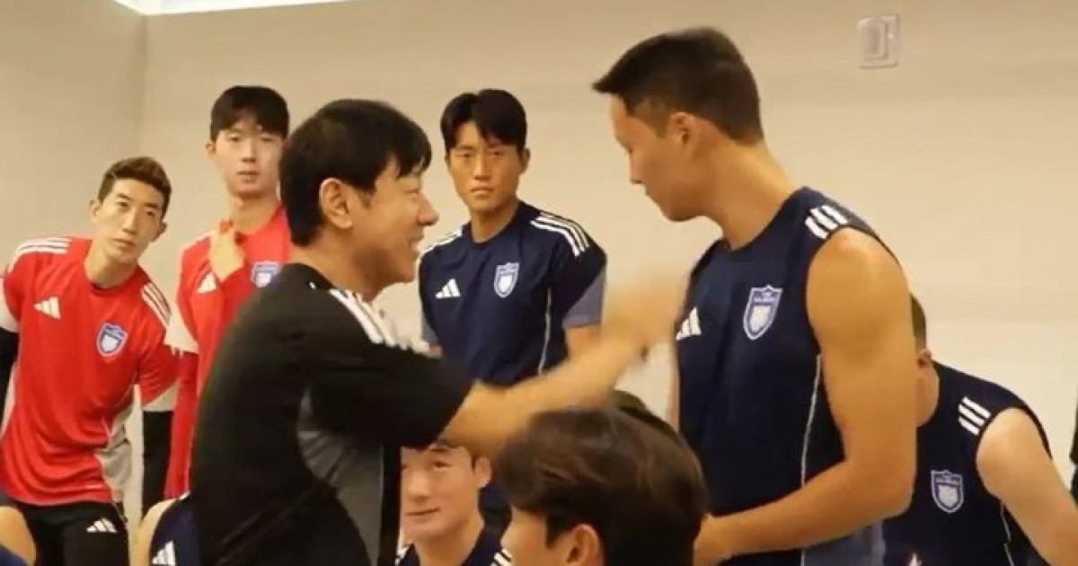 "폭행이다", "이 정도는 친근감" 다시 갑론을박 불렀다...신태용 감독의 정승현 '뺨 짝' 장면