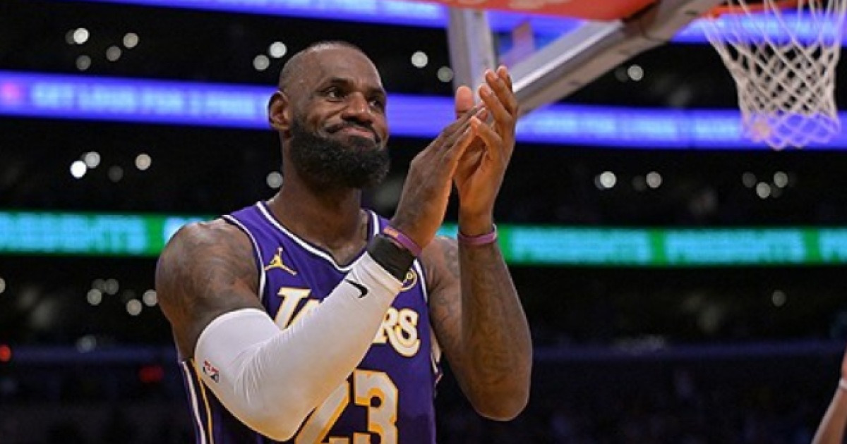 ‘역대 최연소 MVP’ 이름 꺼냈다…‘킹’ 르브론, ‘흑장미’ 로즈 향해 찬사 “도시 전체에 남긴 의미는 그 이상”