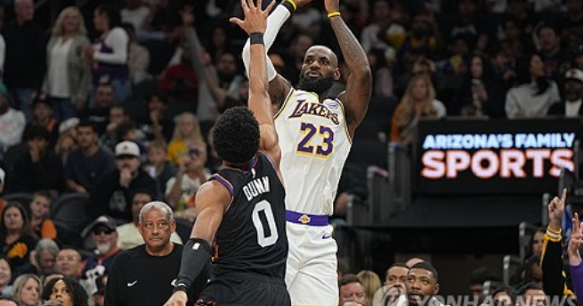 ‘대혼란의 4쿼터’ 브룩스 역전 득점 후 퇴장·르브론 자유투에 울고 웃고…결과는 레이커스 신승