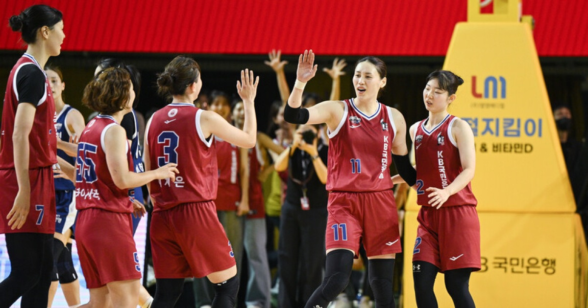 ‘돌아온 국보센터와 함께’ 초반부터 앞서나간 KB스타즈, 삼성생명 꺾고 3연패 탈출!