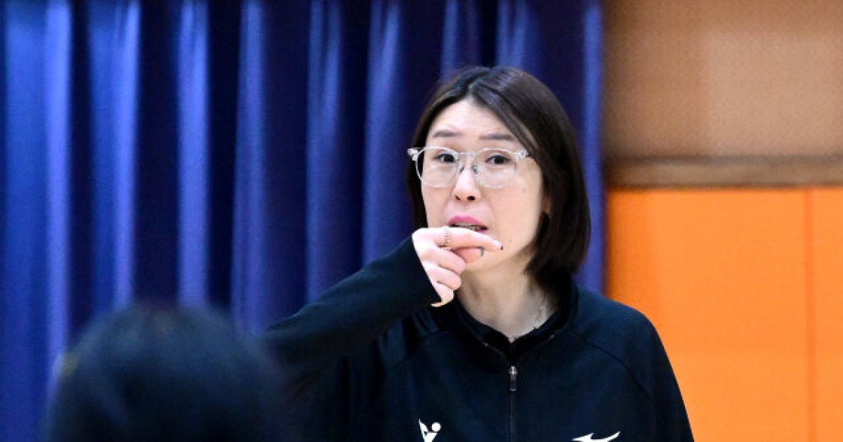 울먹이는 선수 안아주는 감독, 레전드의 배구 후반전...정대영의 끝나지 않은 배구 이야기 [유진형의 현장 1mm]