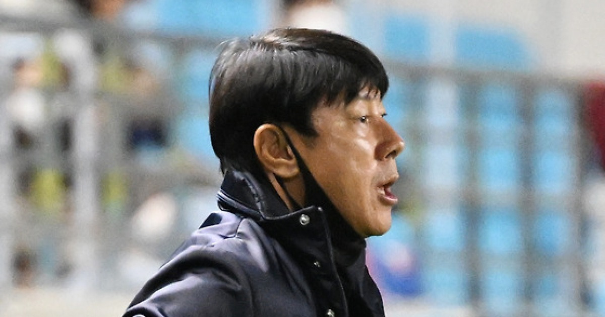 신태용 뺨 때린 영상 공개 “애제자 친근함 표현?”vs“기분 나쁘면 폭행?”