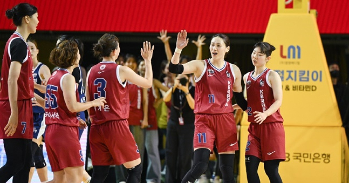 'WKBL 최초' 클래식 더비 승자는 KB스타즈, '청용대전'서 삼성생명 꺾고 3연패 탈출... 강이슬 더블더블